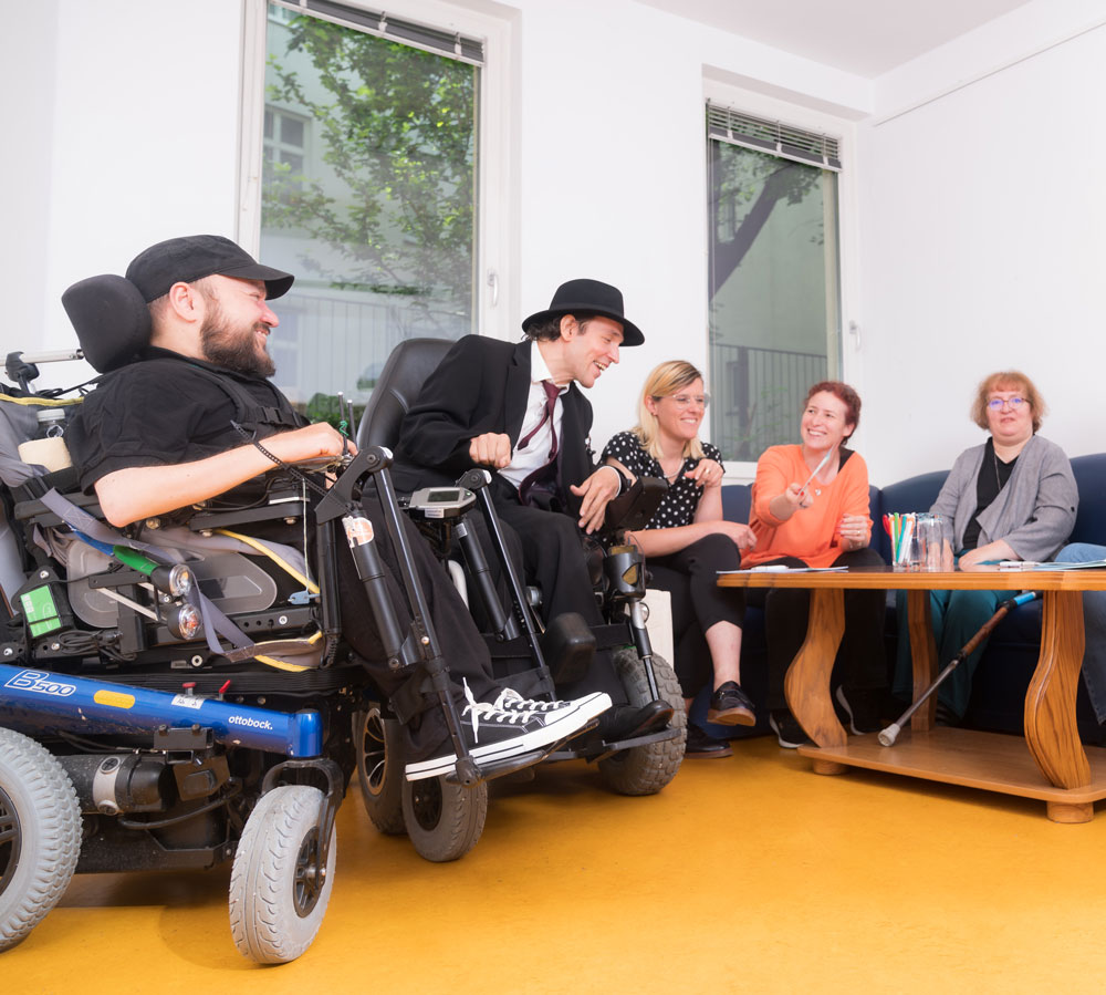 Gruppe von Menschen, die sich unterhalten