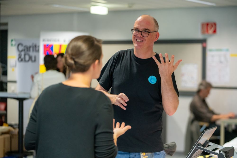 Zwei Personen, die sich unterhalten