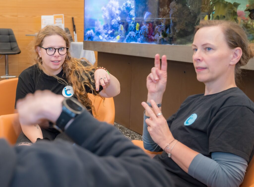 Zwei gebärdende Frauen